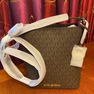 Michael Kors NWT. Small bucket crossbody